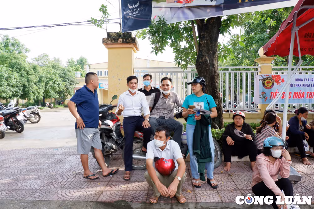 thanh hoa nhieu phu huynh kien nhan doi con ra khoi phong thi hinh 2