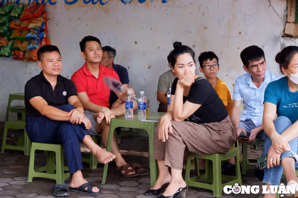 thanh hoa nhieu phu huynh kien nhan doi con ra khoi phong thi hinh 5