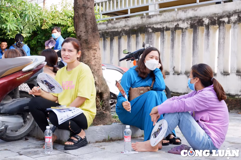 thanh hoa nhieu phu huynh kien nhan doi con ra khoi phong thi hinh 4