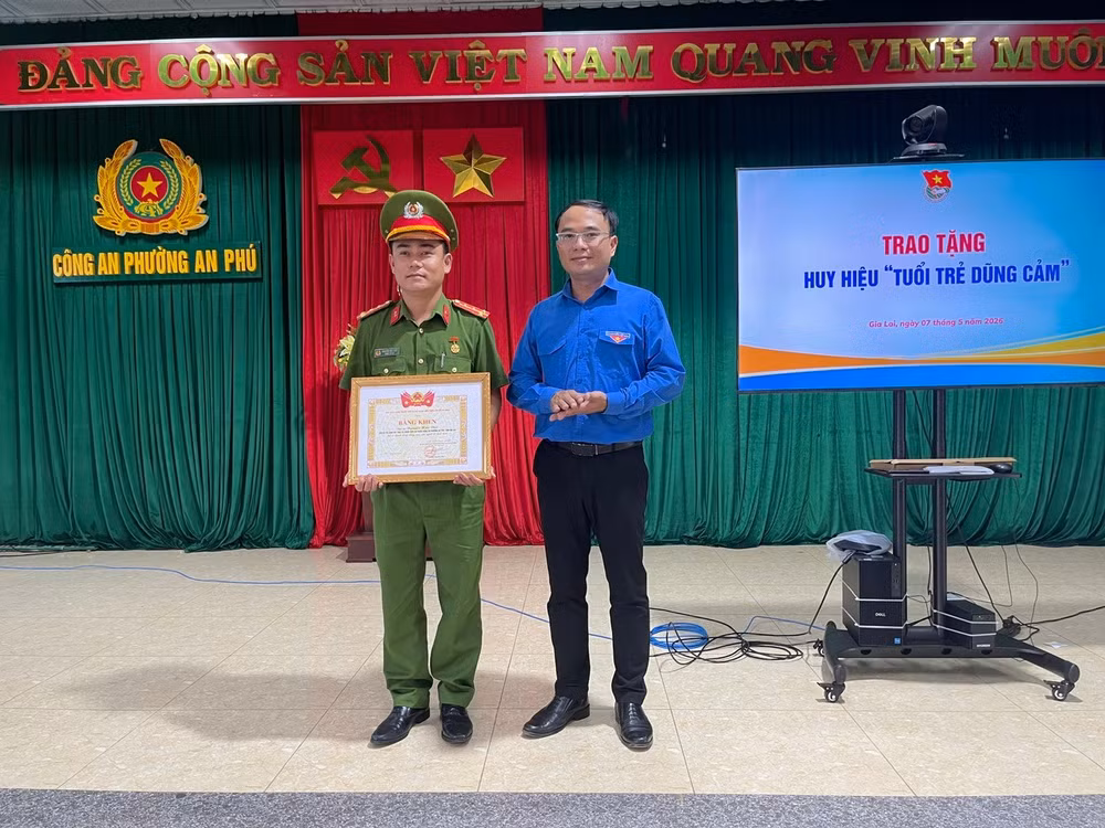 thua-uy-quyen-cua-ban-chap-hanh-trung-uong-doan-tncs-ho-chi-minh-dong-chi-do-duc-thanh-da-trao-tang-bang-khen-cua-trung-uong-doan-cho-dai-uy-nguyen-huu-dao.jpg