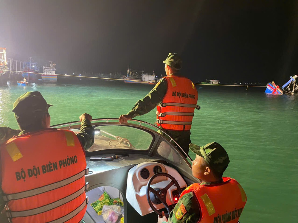 Đồn Biên phòng Cát Khánh vừa phối hợp với các tàu cá địa phương hỗ trợ đưa tàu GL-99322-TS bị nạn trên biển vào bờ. Ảnh: Biên phòng Gia Lai 1787356654158-3876863067268421821-3876863067268421821-7b4e998f2a0f4c1cc7055099e3a56995.jpg