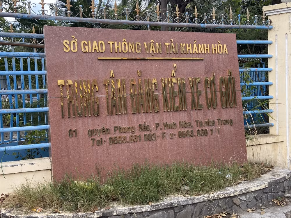 bat tam giam 2 bi can vi pham cong tac dang kiem xe co gioi tai khanh hoa hinh 1