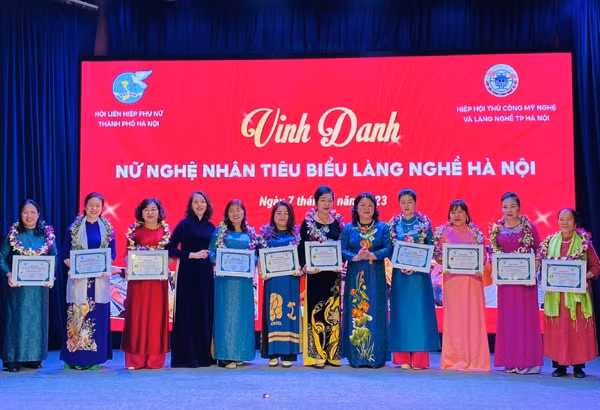 vinh danh 10 nu nghe nhan tieu bieu lang nghe ha noi hinh 2
