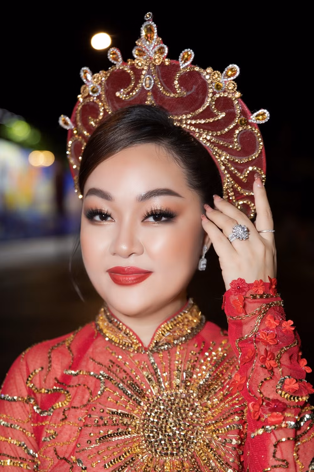 dien ao dai cua ntk brian vo hoa hau hoang thanh nga long lay trong le hoi ao dai tp ho chi minh hinh 5