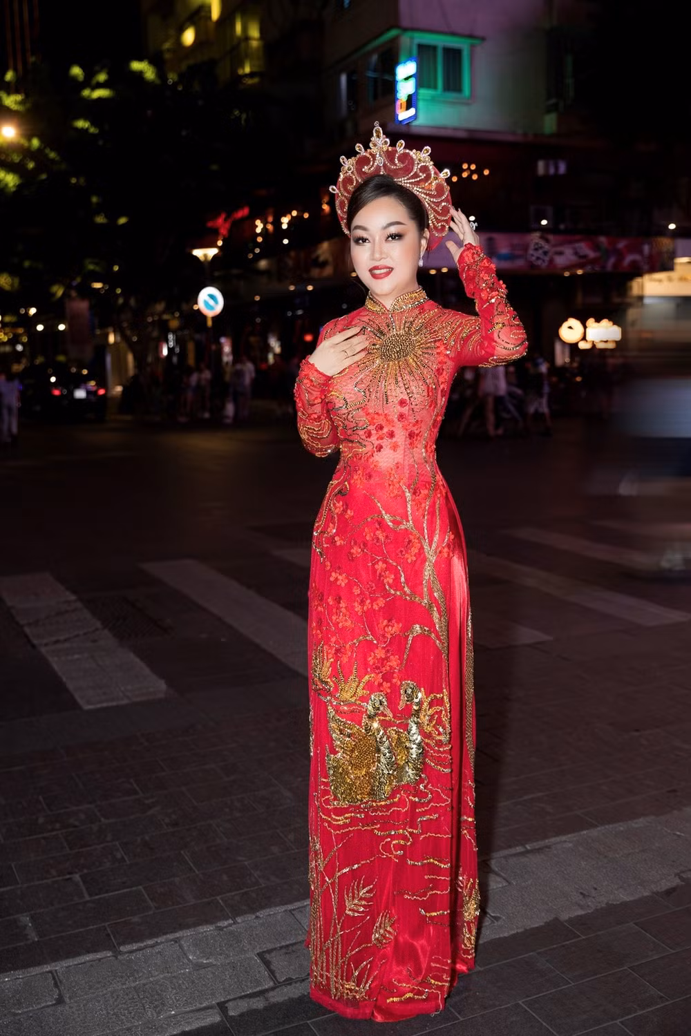 dien ao dai cua ntk brian vo hoa hau hoang thanh nga long lay trong le hoi ao dai tp ho chi minh hinh 6