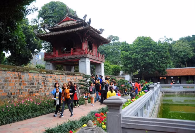 ha noi don gan 2 trieu luot khach du lich trong thang 2 hinh 1