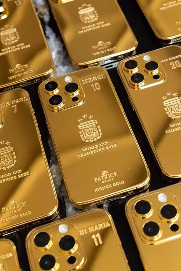 messi choi lon chi tien khung mua iphone ma vang tang toan doi argentina hinh 1