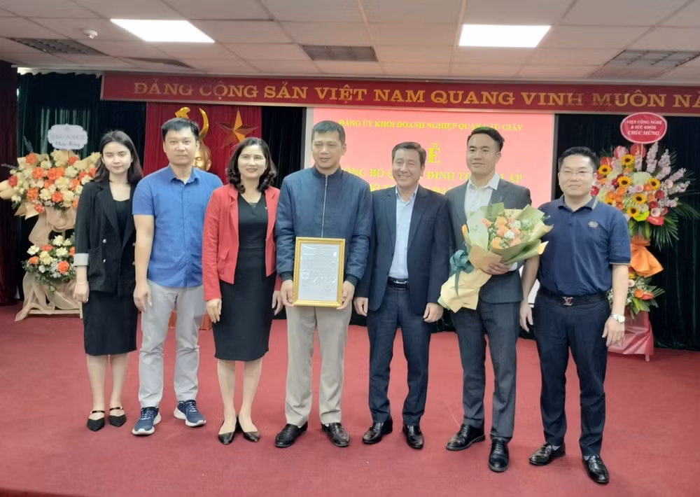 ha noi quan cau giay cong bo quyet dinh thanh lap chi bo dang vien cong nghe va suc khoe hinh 1