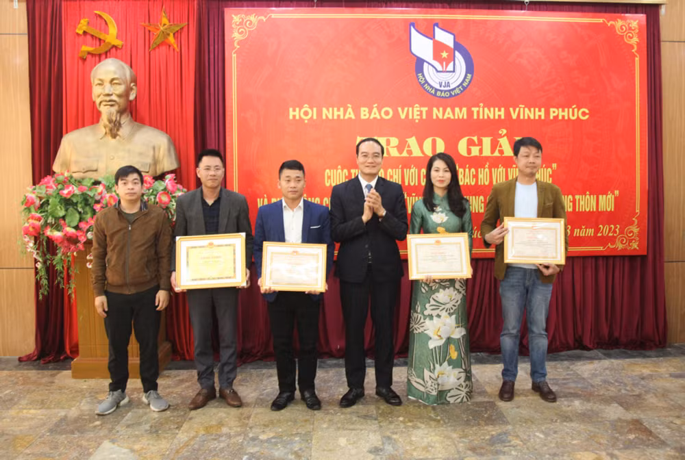 trao giai cuoc thi bao chi chu de bac ho voi vinh phuc hinh 3