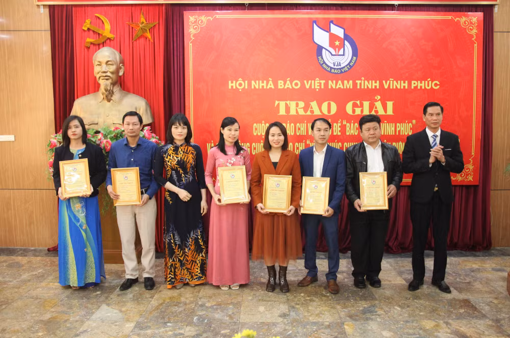 trao giai cuoc thi bao chi chu de bac ho voi vinh phuc hinh 2