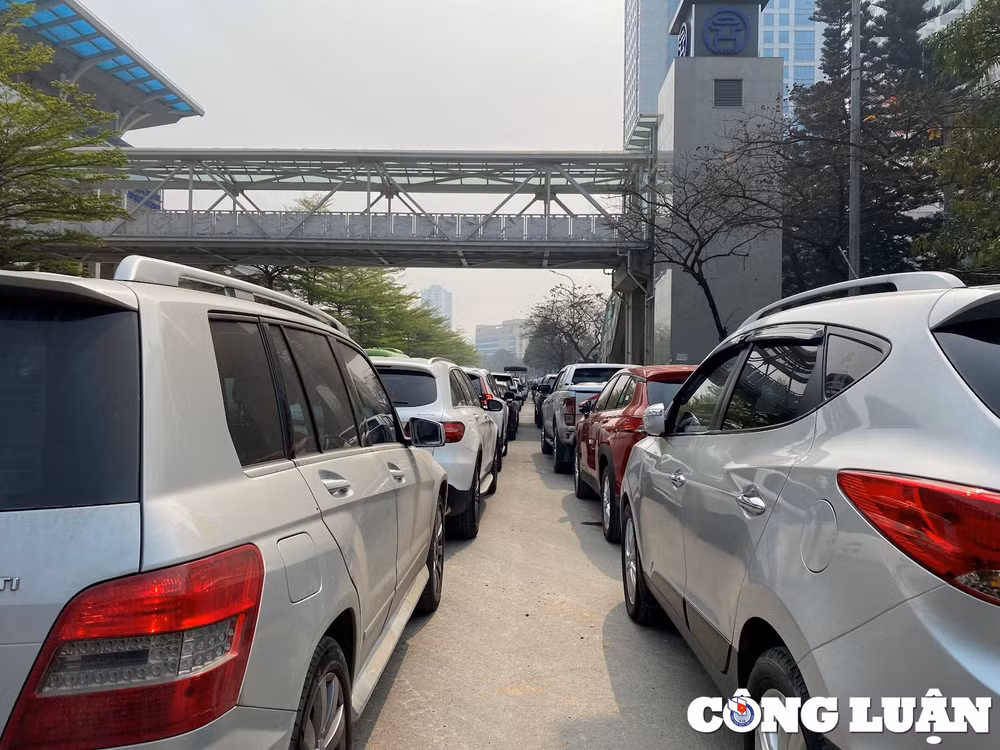 o to xep hang dai tram met mon moi cho doi dang kiem tai ha noi hinh 2