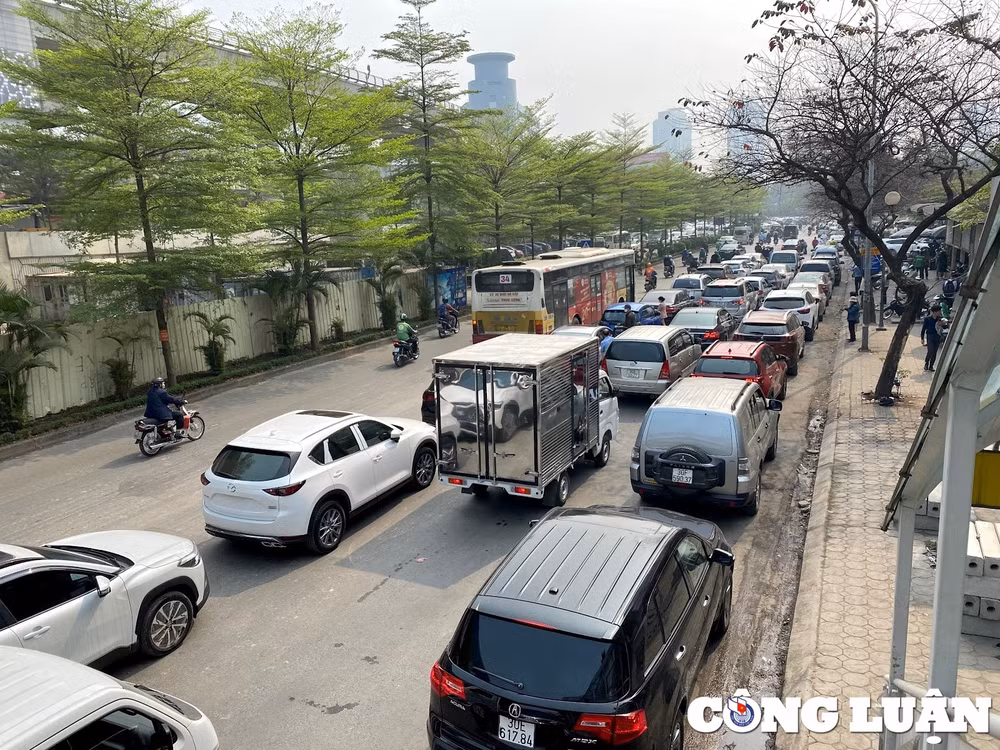 o to xep hang dai tram met mon moi cho doi dang kiem tai ha noi hinh 3