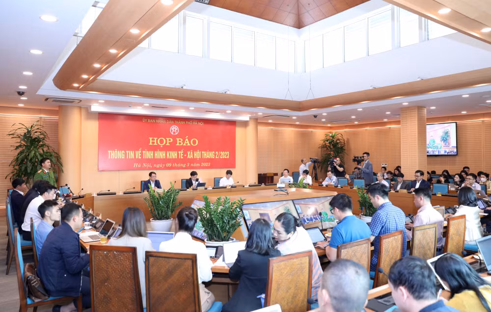 gianh lai via he cho nguoi di bo co noi lam co noi con bo trong hinh 1