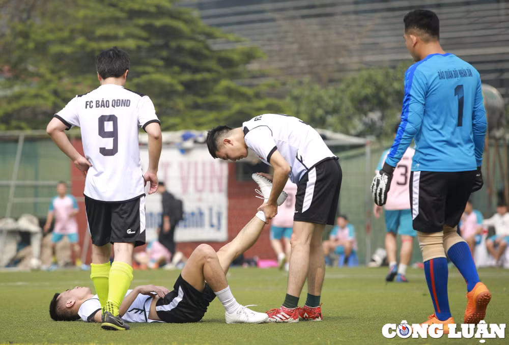 hap dan va kich tinh loat tran dau tien cua giai bong da cup bao nha bao va cong luan lan ii 2023 hinh 16