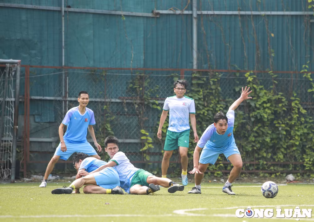 hap dan va kich tinh loat tran dau tien cua giai bong da cup bao nha bao va cong luan lan ii 2023 hinh 8