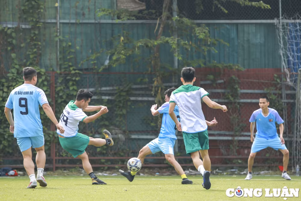 hap dan va kich tinh loat tran dau tien cua giai bong da cup bao nha bao va cong luan lan ii 2023 hinh 9