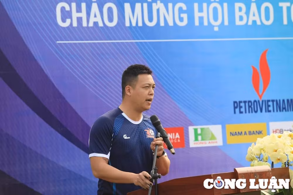 giai bong da cup bao nha bao cong luan san choi bo ich danh cho nguoi lam bao hinh 4