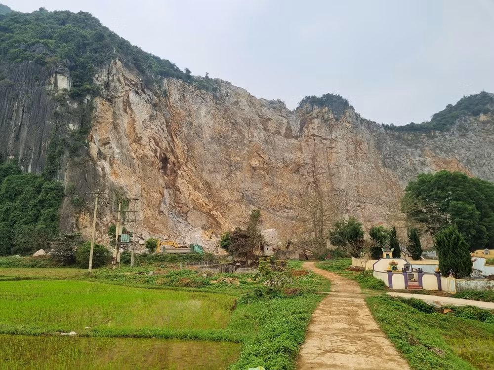 nghe an chua hoan thanh thu tuc cong ty dong thanh van ngang nhien bam nui de khai thac da hinh 2