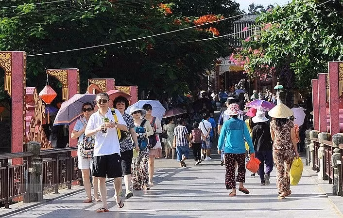 trung quoc cho phep cac cong ty du lich to chuc khach theo doan vao viet nam tu 15 3 hinh 1