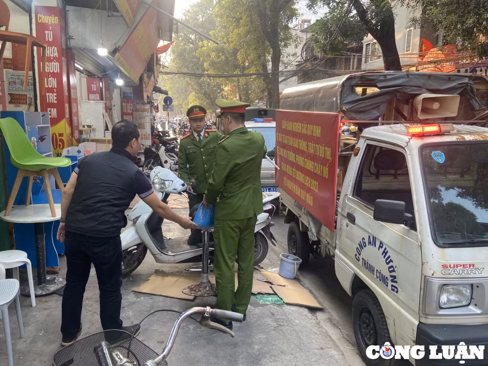 ha noi hang loat phuong ra quan gianh lai via he nguoi dan be do bo chay hinh 18