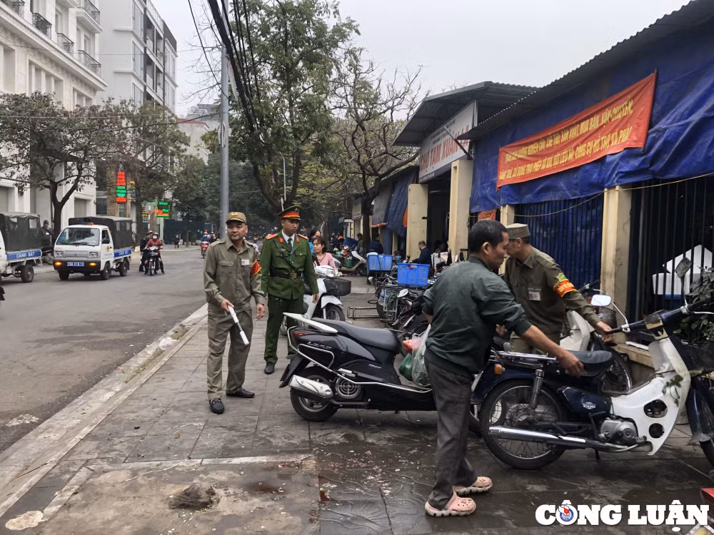 ha noi hang loat phuong ra quan gianh lai via he nguoi dan be do bo chay hinh 7