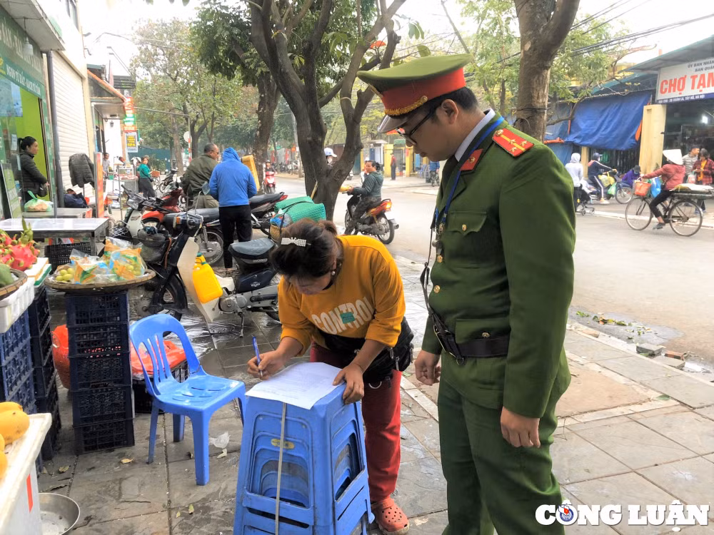 ha noi hang loat phuong ra quan gianh lai via he nguoi dan be do bo chay hinh 11
