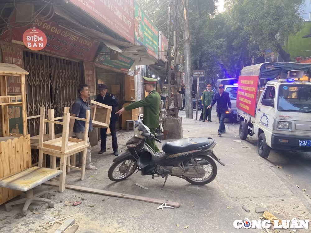 ha noi hang loat phuong ra quan gianh lai via he nguoi dan be do bo chay hinh 17