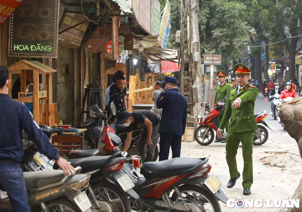 ha noi hang loat phuong ra quan gianh lai via he nguoi dan be do bo chay hinh 15