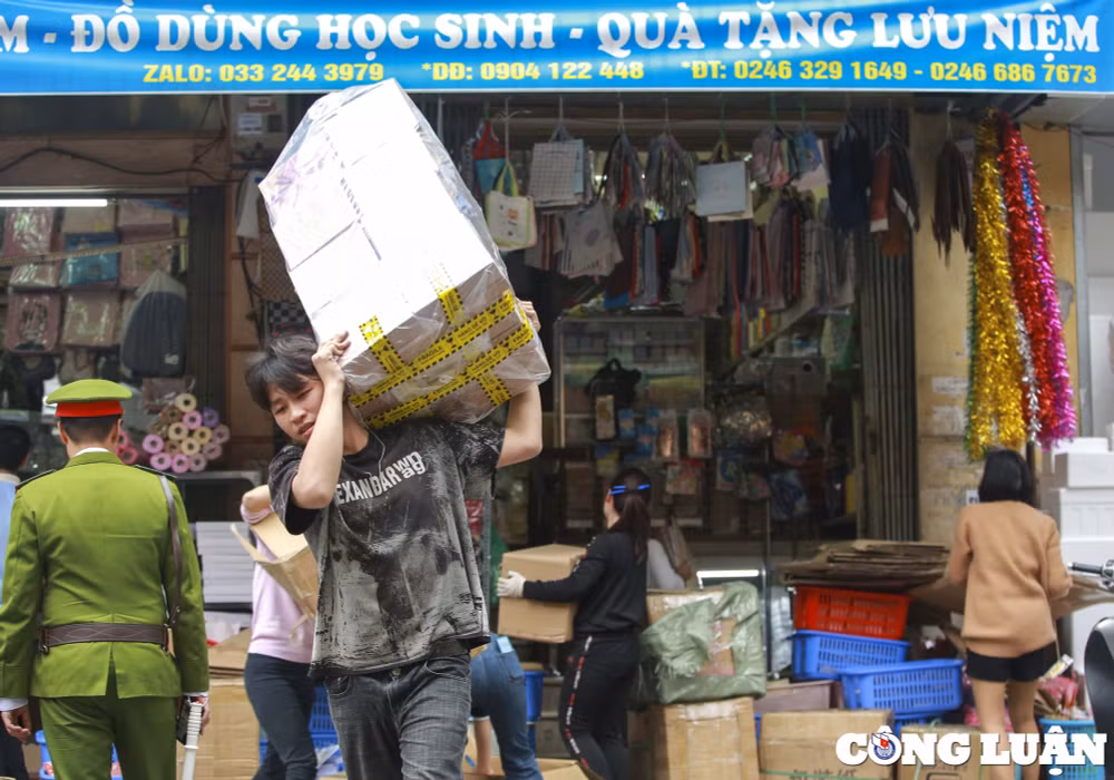 ha noi hang loat phuong ra quan gianh lai via he nguoi dan be do bo chay hinh 5