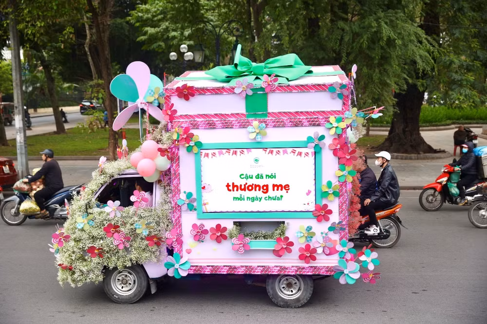 roadshow sieu an tuong cho ca tuoi tho gay thuong nho khap pho phuong hinh 1