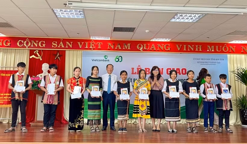 kon tum trao gan 11400 chiec may tinh bang cho cac em hoc sinh vung kho hinh 1