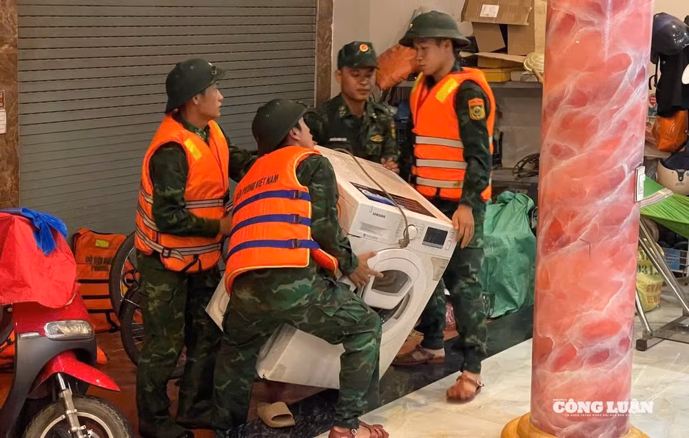 Bộ đội Biên phòng Lào Cai giúp đỡ nhân dân phòng, chống thiệt hại bão số 10.