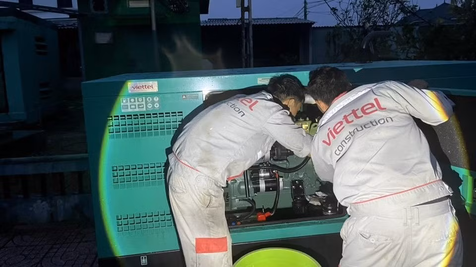 Ảnh 2 - Nhờ sự ứng cứu liên tục và kịp thời, địa bàn chịu ảnh hưởng nặng của bão Bualoi là Ninh Bình đã được khôi phục tín hiệu hoàn toàn.