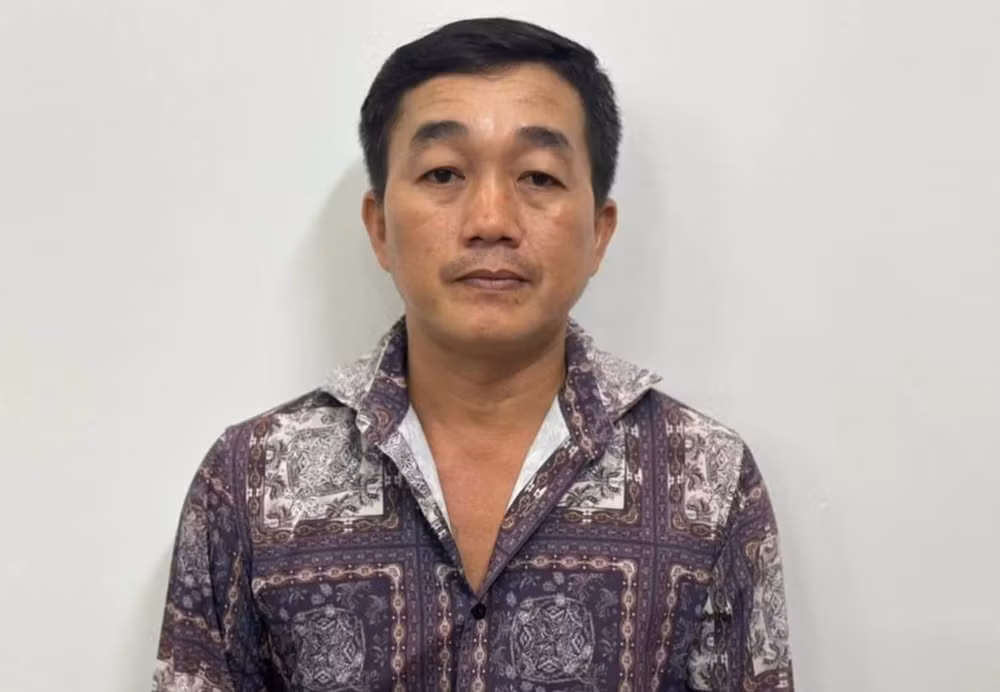 Cha dẫn con vào chùa ở TPHCM trộm tiền công đức - 1