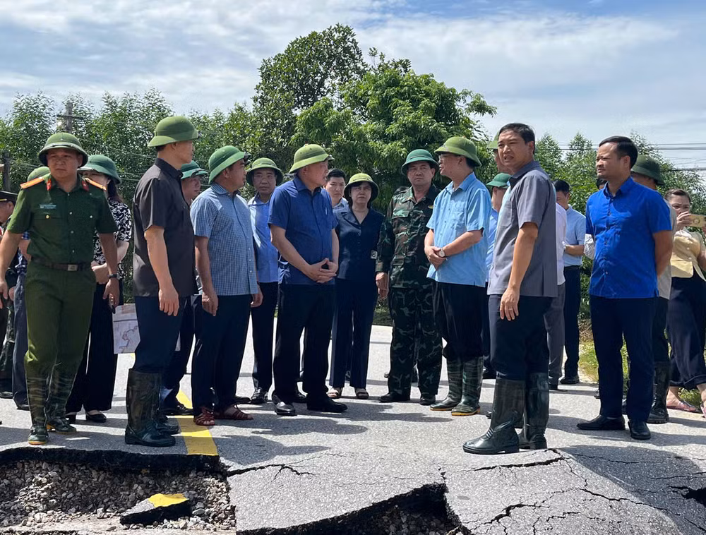 Phó Thủ tướng Thường trực Chính phủ Nguyễn Hoà Bình kiểm tra, chỉ đạo khắc phục hậu quả mưa lũ tại Bắc Ninh- Ảnh 1.