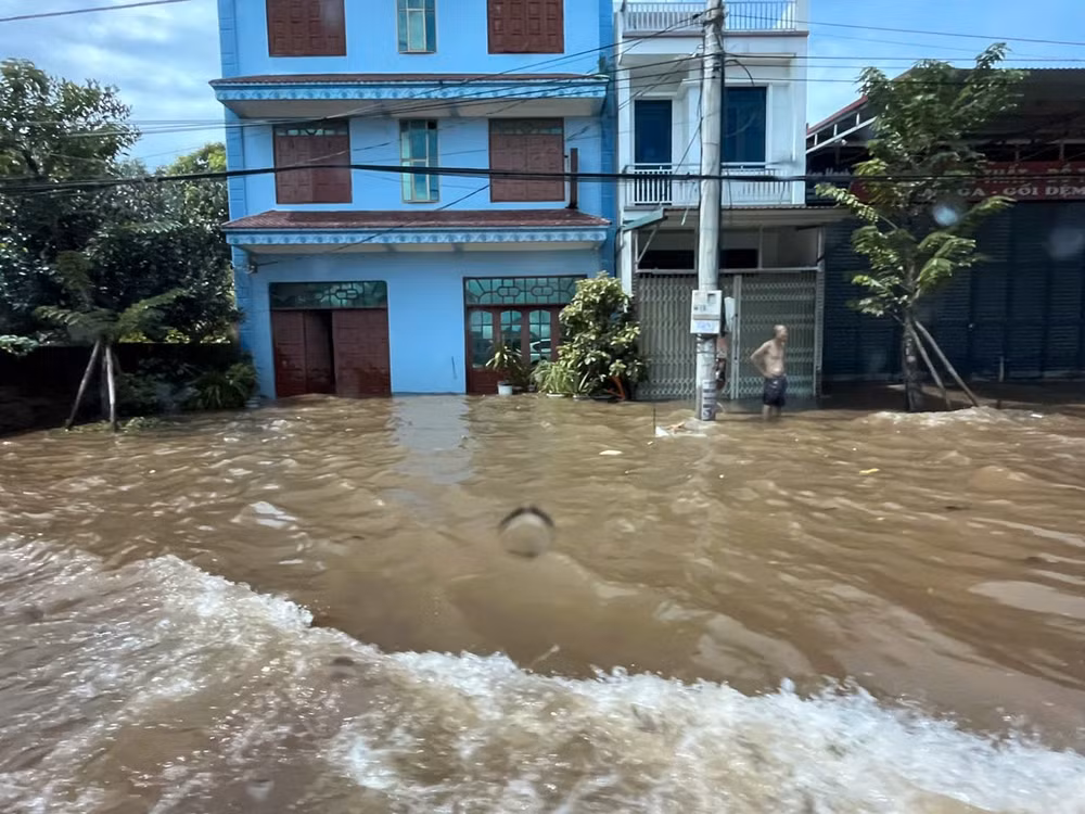 Phó Thủ tướng Thường trực Chính phủ Nguyễn Hoà Bình kiểm tra, chỉ đạo khắc phục hậu quả mưa lũ tại Bắc Ninh- Ảnh 3.