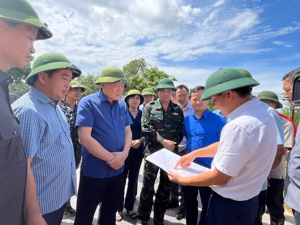 Phó Thủ tướng Thường trực Chính phủ Nguyễn Hoà Bình kiểm tra, chỉ đạo khắc phục hậu quả mưa lũ tại Bắc Ninh- Ảnh 5.
