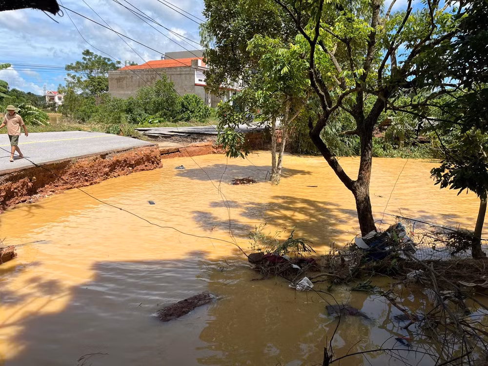 Phó Thủ tướng Thường trực Chính phủ Nguyễn Hoà Bình kiểm tra, chỉ đạo khắc phục hậu quả mưa lũ tại Bắc Ninh- Ảnh 2.