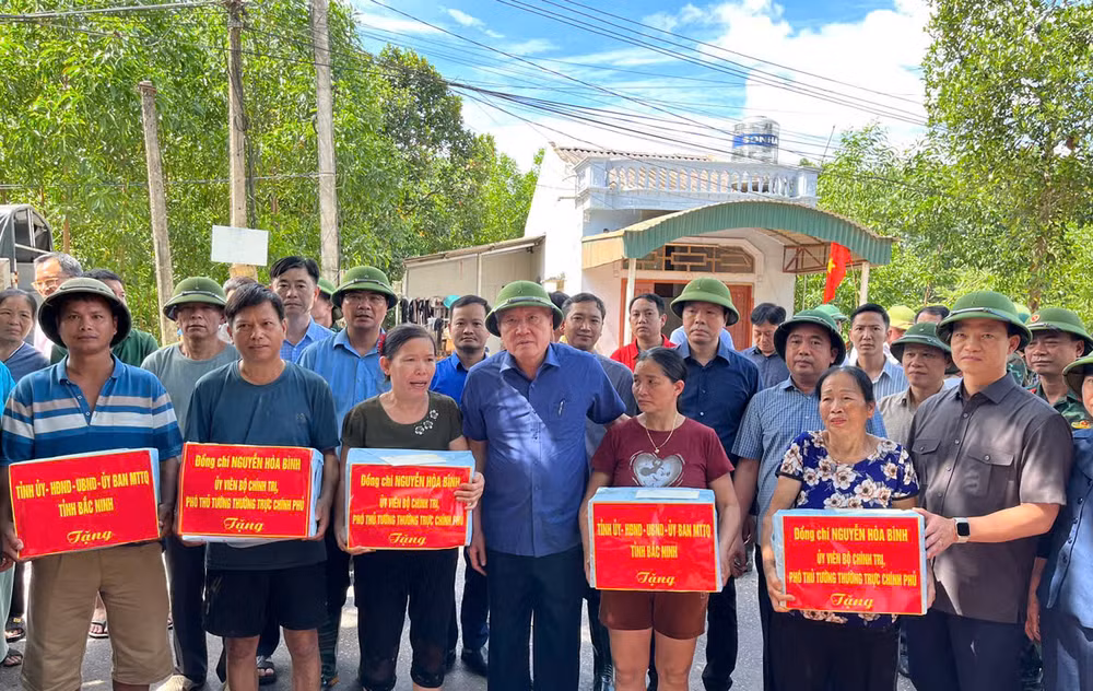 Phó Thủ tướng Thường trực Chính phủ Nguyễn Hoà Bình kiểm tra, chỉ đạo khắc phục hậu quả mưa lũ tại Bắc Ninh- Ảnh 8.