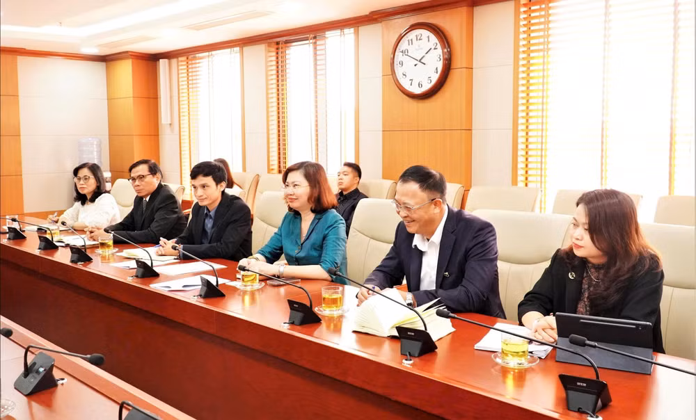 Chủ tịch UBCKNN Vũ Thị Chân Phương tại buổi làm việc