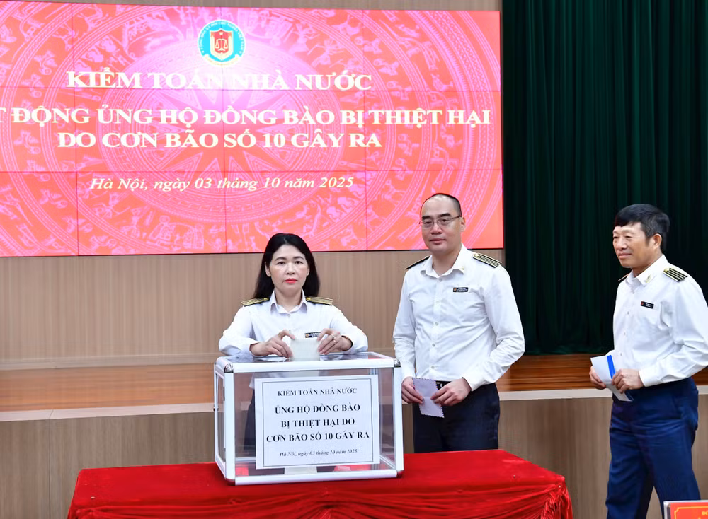 Phó Tổng Kiểm toán nhà nước Hà Thị Mỹ Dung ủng hộ đồng bào bị ảnh hưởng bởi cơn bão số 10