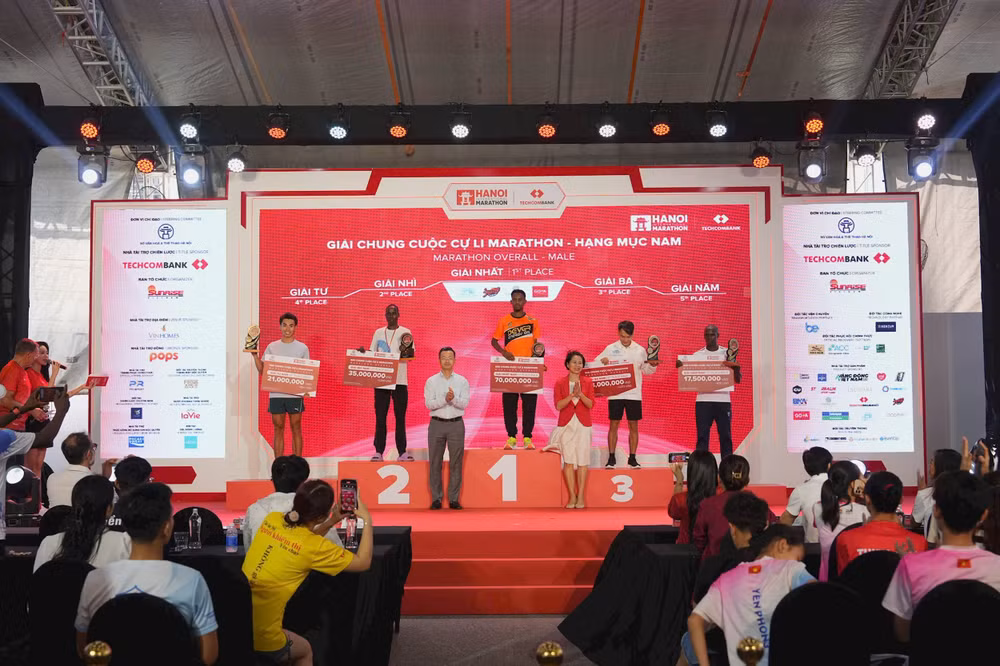 Bà Lê Thị Hoàng Yến - Phó Cục trưởng Cục Thể dục Thể thao và Ông Phạm Xuân Tài - Phó Giám đốc Sở Văn hóa và Thể thao TP. Hà Nội trao giải cho các VĐV xuất sắc đường đua Maratho