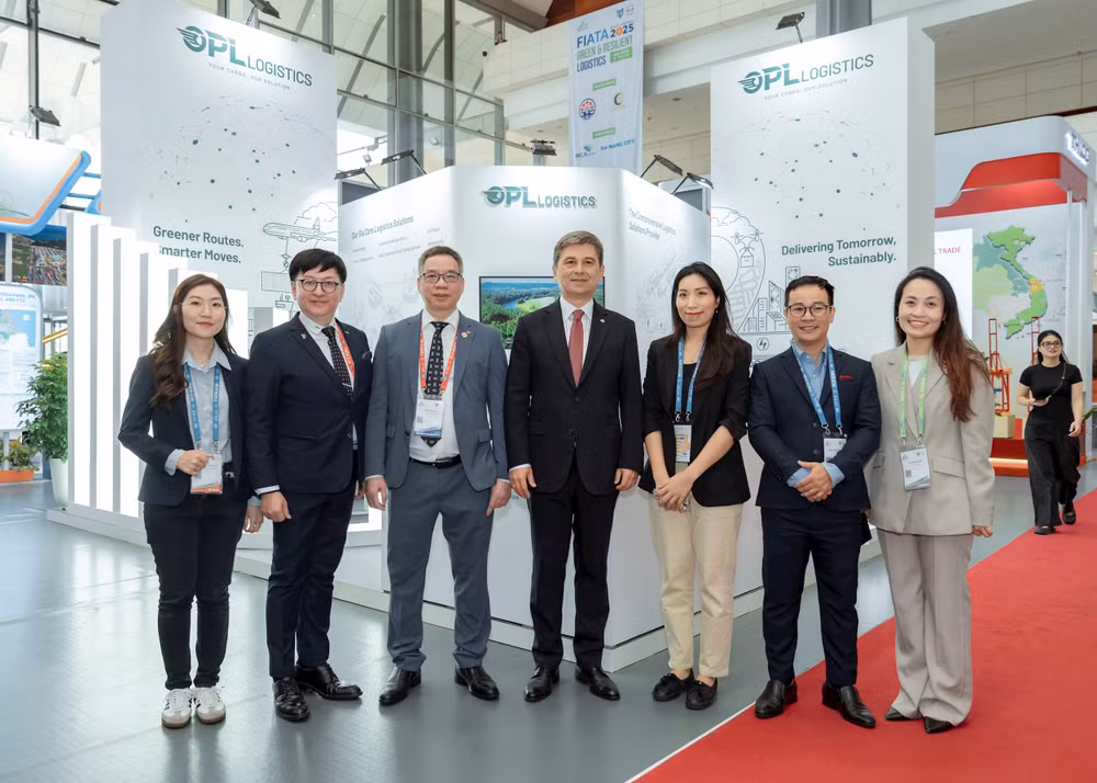 Ông Đào Trọng Khoa - Chủ tịch Hiệp hội Doanh nghiệp Dịch vụ Logistics Việt Nam (VLA) & Ông Turgut Erkeskin - Chủ tịch Liên đoàn các Hiệp hội Giao nhận và Vận tải Quốc tế (FIATA) (đứng thứ 3
