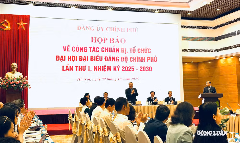 Ủy viên Bộ Chính trị, Phó Bí thư Thường trực Đảng ủy Chính phủ, Phó Thủ tướng Thường trực Chính phủ Nguyễn Hòa Bình chủ trì họp báo.