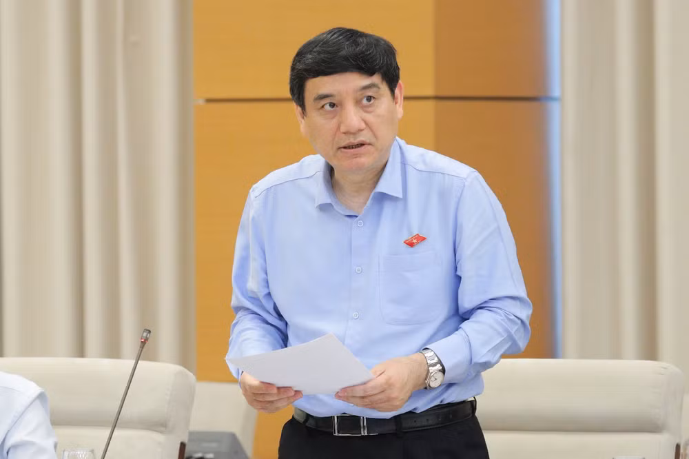 Chủ nhiệm Ủy ban Văn hóa và Xã hội Nguyễn Đắc Vinh trình bày báo cáo thẩm tra