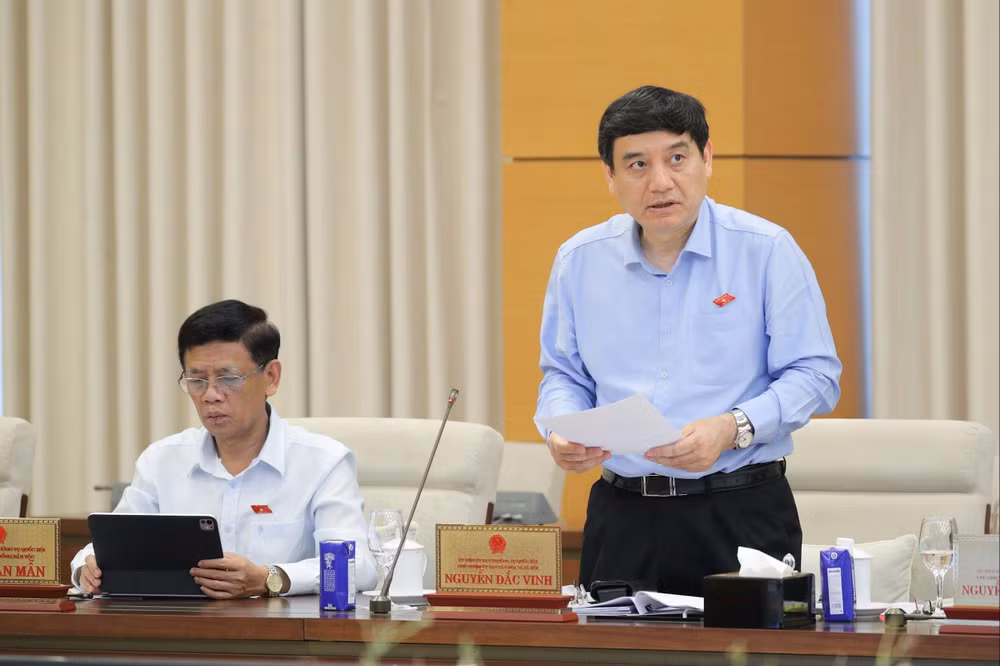 Chủ nhiệm Ủy ban Văn hóa và Xã hội Nguyễn Đắc Vinh trình bày báo cáo thẩm tra