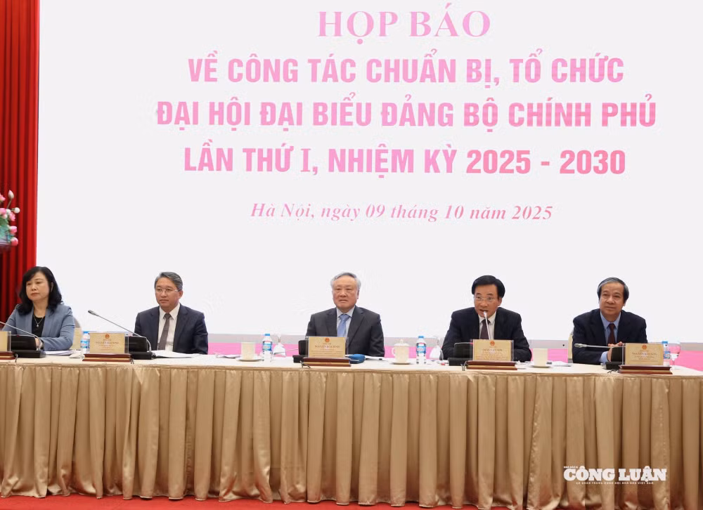 Ủy viên Bộ Chính trị, Phó Bí thư Thường trực Đảng ủy Chính phủ, Phó Thủ tướng Thường trực Chính phủ Nguyễn Hòa Bình cùng lãnh đạo các bộ chủ trì họp báo.