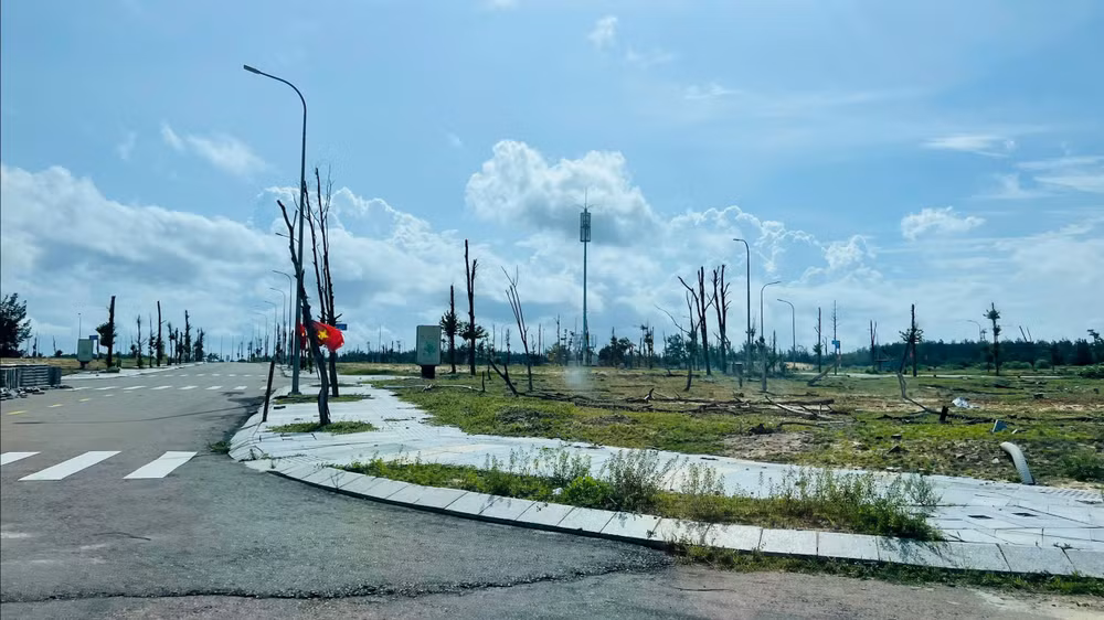Từng được quảng bá là biểu tượng mới của bất động sản ven biển miền Trung, Nhơn Hội New City gần như bỏ hoang sau hơn 6 năm khởi công