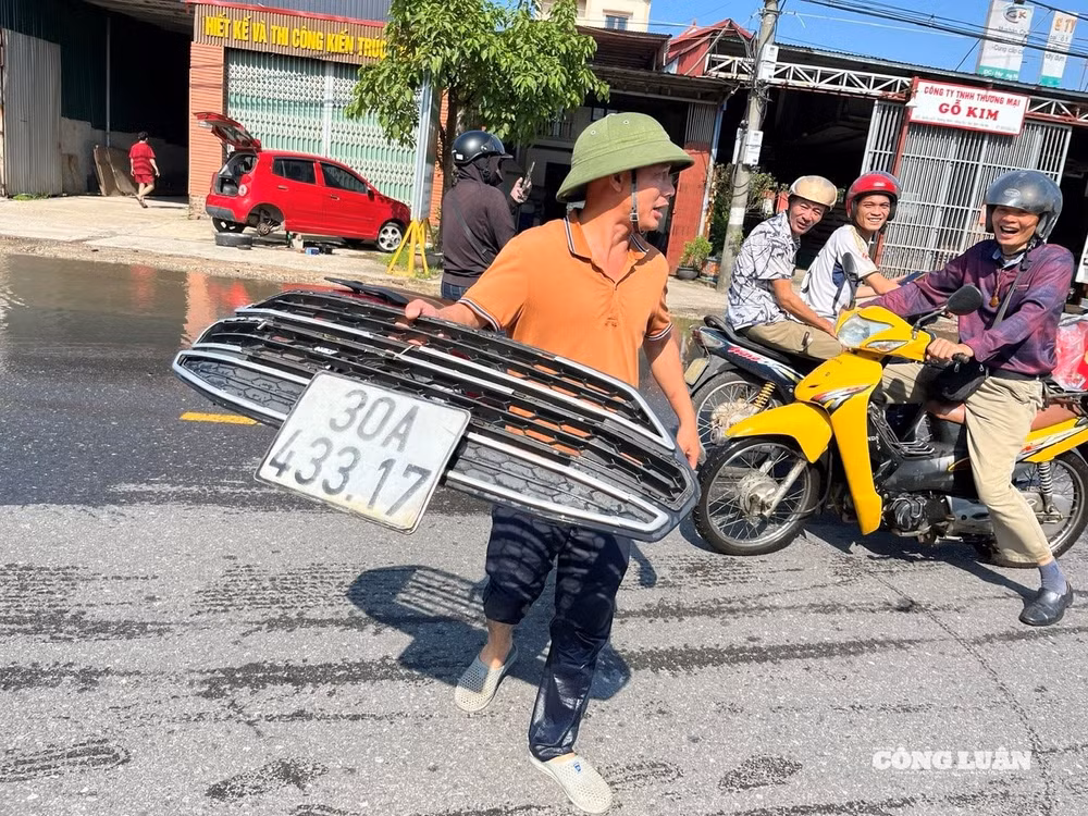 Một biển số xe bị rơi khi phương tiện cố gắng đi qua khu vực ngập nước.