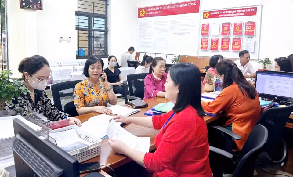 nguoi-dan-duoc-huong-dan-lam-thu-tuc-hanh-chinh.jpg